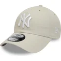 beige-verstellbare-9twenty-league-essential-kappe-der-new-york-yankees-mlb-von-new-era