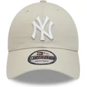 bezowa-regulowana-czapka-z-zakrzywionym-daszkiem-9twenty-league-essential-new-york-yankees-mlb-od-new-era