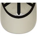 beige-verstellbare-9twenty-league-essential-kappe-der-new-york-yankees-mlb-von-new-era