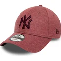 gorra-curva-granate-ajustable-con-logo-granate-9forty-jersey-essential-de-new-york-yankees-mlb-de-new-era