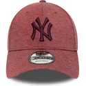 gorra-curva-granate-ajustable-con-logo-granate-9forty-jersey-essential-de-new-york-yankees-mlb-de-new-era