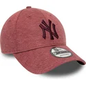 gorra-curva-granate-ajustable-con-logo-granate-9forty-jersey-essential-de-new-york-yankees-mlb-de-new-era