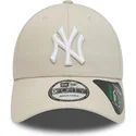 gorra-curva-beige-ajustable-9forty-repreve-league-essential-de-new-york-yankees-mlb-de-new-era