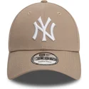jasnobrazowa-regulowana-czapka-z-daszkiem-9forty-league-essential-new-york-yankees-mlb-od-new-era