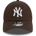 ciemnobrazowa-regulowana-czapka-z-zakrzywionym-daszkiem-9forty-league-essential-new-york-yankees-mlb-new-era
