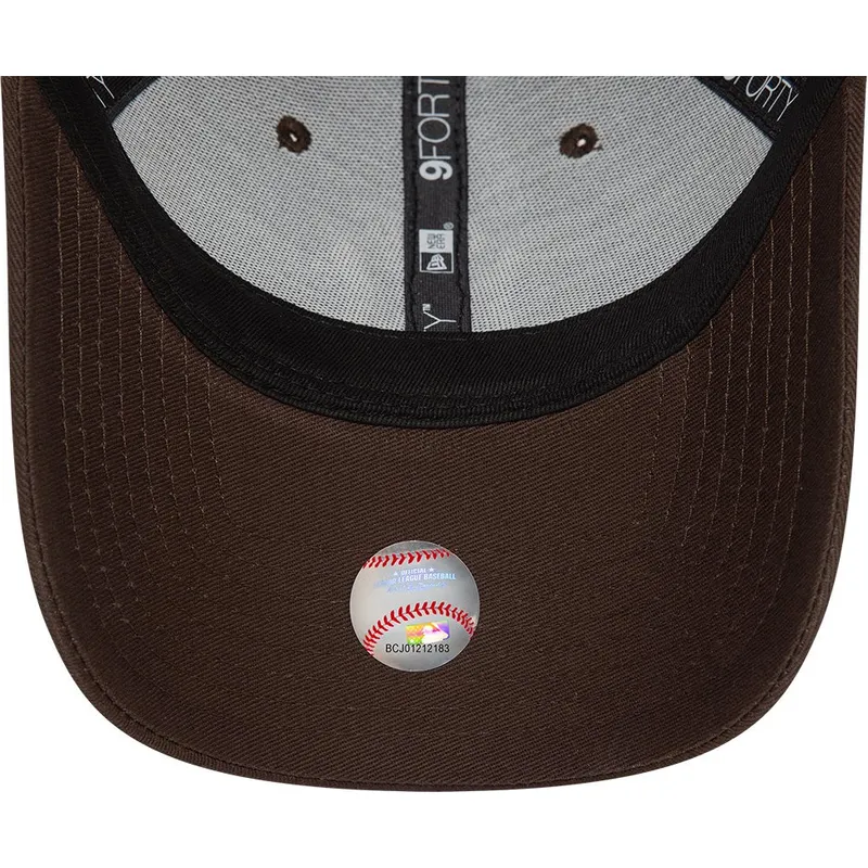 dunkelbraune-verstellbare-curved-cap-9forty-league-essential-der-new-york-yankees-mlb-von-new-era