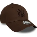 gorra-curva-marron-oscuro-ajustable-con-logo-marron-oscuro-para-mujer-9forty-league-essential-de-new-york-yankees-mlb-de-new-era