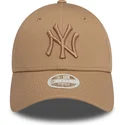 ljusbrun-bojd-justerbar-keps-med-ljusbrunt-logo-for-dam-9forty-league-essential-fran-new-york-yankees-mlb-av-new-era
