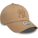 gorra-curva-marron-claro-ajustable-con-logo-marron-claro-para-mujer-9forty-league-essential-de-new-york-yankees-mlb-de-new-era