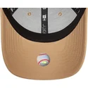 justerbar-ljusbrun-bojd-keps-med-ljusbrun-logotyp-for-kvinnor-9forty-league-essential-new-york-yankees-mlb-fran-new-era