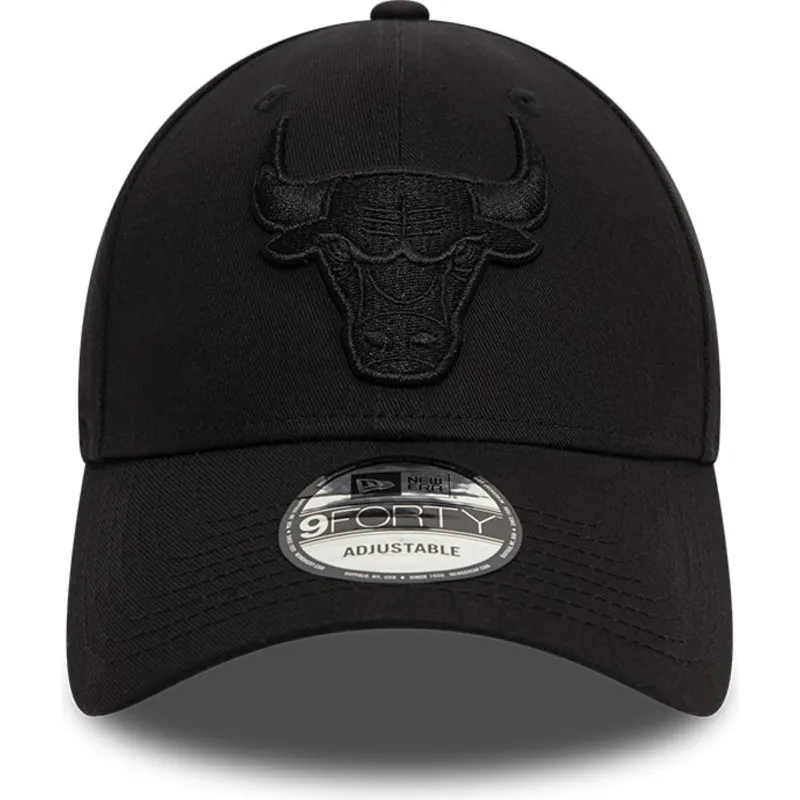 svart-justerbar-kurvad-keps-med-svart-logotyp-9forty-essential-fran-chicago-bulls-nba-av-new-era