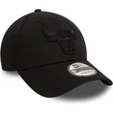 schwarze-verstellbare-curved-cap-mit-schwarzem-logo-9forty-essential-von-chicago-bulls-nba-von-new-era
