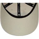 beige-verstellbare-9twenty-repreve-heritage-script-kappe-mit-gebogenem-schirm-von-new-era
