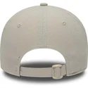 beige-verstellbare-9twenty-repreve-heritage-script-kappe-mit-gebogenem-schirm-von-new-era