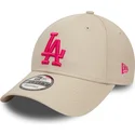 gorra-curva-beige-ajustable-con-logo-rosa-9forty-league-essential-de-los-angeles-dodgers-mlb-de-new-era