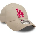 gorra-curva-beige-ajustable-con-logo-rosa-9forty-league-essential-de-los-angeles-dodgers-mlb-de-new-era