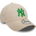 gorra-curva-beige-ajustable-con-logo-verde-9forty-league-essential-de-new-york-yankees-mlb-de-new-era