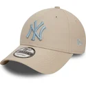 gorra-curva-beige-ajustable-con-logo-azul-claro-9forty-league-essential-de-new-york-yankees-mlb-de-new-era