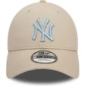 gorra-curva-beige-ajustable-con-logo-azul-claro-9forty-league-essential-de-new-york-yankees-mlb-de-new-era