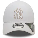 biala-czapka-z-zakrzywionym-daszkiem-regulowana-9forty-repreve-outline-new-york-yankees-mlb-od-new-era