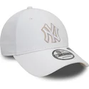 biala-czapka-z-zakrzywionym-daszkiem-regulowana-9forty-repreve-outline-new-york-yankees-mlb-od-new-era