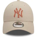 gorra-curva-beige-ajustable-9forty-seasonal-infill-de-new-york-yankees-mlb-de-new-era