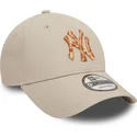 gorra-curva-beige-ajustable-9forty-animal-infill-de-new-york-yankees-mlb-de-new-era