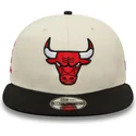 gorra-plana-beige-y-negra-snapback-9fifty-logo-de-chicago-bulls-nba-de-new-era