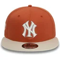 brazowo-bezowa-czapka-z-daszkiem-typu-snapback-9fifty-z-naszywka-new-york-yankees-mlb-od-new-era