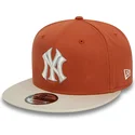 gorra-plana-marron-y-beige-snapback-9fifty-patch-de-new-york-yankees-mlb-de-new-era