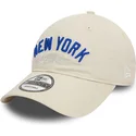 beige-verstellbare-curved-cap-9twenty-wordmark-der-new-york-yankees-mlb-von-new-era