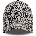 gorra-curva-beige-y-negra-ajustable-9forty-monogram-de-new-york-yankees-mlb-de-new-era