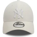 casquette-courbee-blanche-ajustable-avec-logo-blanc-9forty-linen-new-york-yankees-mlb-new-era