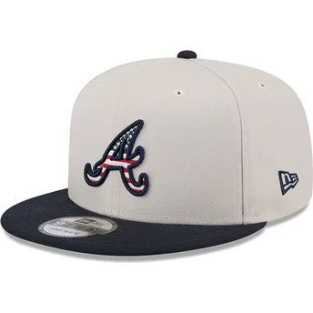 Gorra plana beige y azul marino snapback 9FIFTY 4th of July de Atlanta Braves MLB de New Era