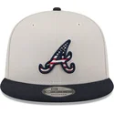 gorra-plana-beige-y-azul-marino-snapback-9fifty-4th-of-july-de-atlanta-braves-mlb-de-new-era