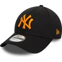 casquette-courbee-noire-ajustable-avec-logo-orange-9forty-league-essential-new-york-yankees-mlb-new-era