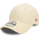 gorra-curva-beige-ajustable-con-logo-rojo-9forty-essential-de-new-era