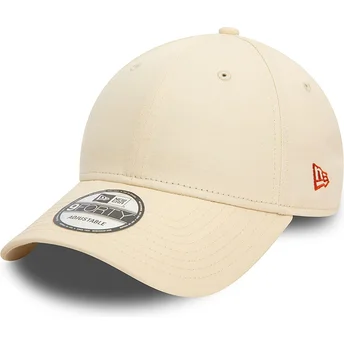 Gorra curva beige ajustable con logo rojo 9FORTY Essential de New Era