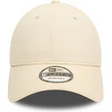 casquette-courbee-beige-ajustable-avec-logo-rouge-9forty-essential-new-era