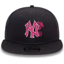 gorra-plana-azul-marino-snapback-con-logo-rosa-9fifty-seasonal-flower-de-new-york-yankees-mlb-de-new-era