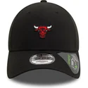 schwarze-verstellbare-9forty-repreve-kappe-mit-gebogenem-schirm-und-mini-logo-der-chicago-bulls-nba-von-new-era