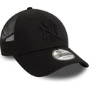 svart-justerbar-truckerkeps-med-svart-logotyp-9forty-home-field-fran-new-york-yankees-mlb-av-new-era