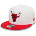 gorra-plana-blanca-y-roja-snapback-9fifty-white-crown-patch-de-chicago-bulls-nba-de-new-era