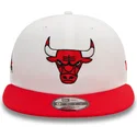 gorra-plana-blanca-y-roja-snapback-9fifty-white-crown-patch-de-chicago-bulls-nba-de-new-era