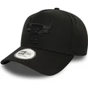 gorra-curva-negra-snapback-con-logo-negro-9forty-e-frame-monochrome-de-chicago-bulls-nba-de-new-era