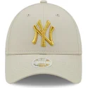 new-era-curved-brim-women-golden-logo-9forty-metallic-logo-new-york-yankees-mlb-beige-adjustable-cap