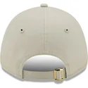 beige-justerbar-bojd-keps-for-kvinnor-med-guldlogo-9forty-metallic-logo-av-new-york-yankees-mlb-fran-new-era