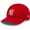 verstellbare-rote-kinderkappe-mit-gebogenem-schirm-9forty-league-essential-inf-der-new-york-yankees-mlb-von-new-era