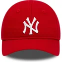 verstellbare-rote-kinderkappe-mit-gebogenem-schirm-9forty-league-essential-inf-der-new-york-yankees-mlb-von-new-era