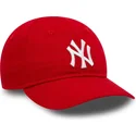 verstellbare-rote-kinderkappe-mit-gebogenem-schirm-9forty-league-essential-inf-der-new-york-yankees-mlb-von-new-era